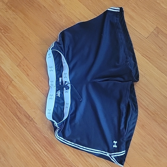 Under armour heat gear womens shorts size medium black with white steps - Picture 1 of 3